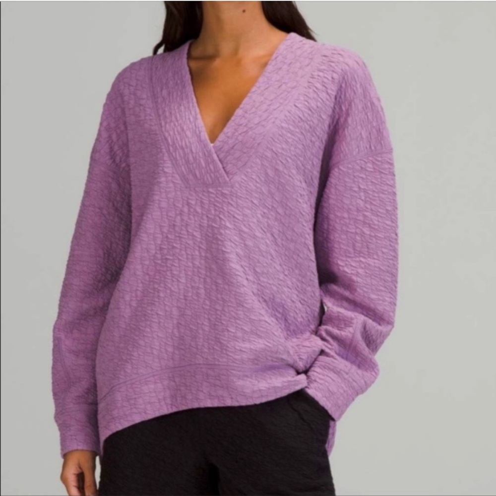 Lululemon Rippled V-Neck Pullover in Wisteria Purple size 10